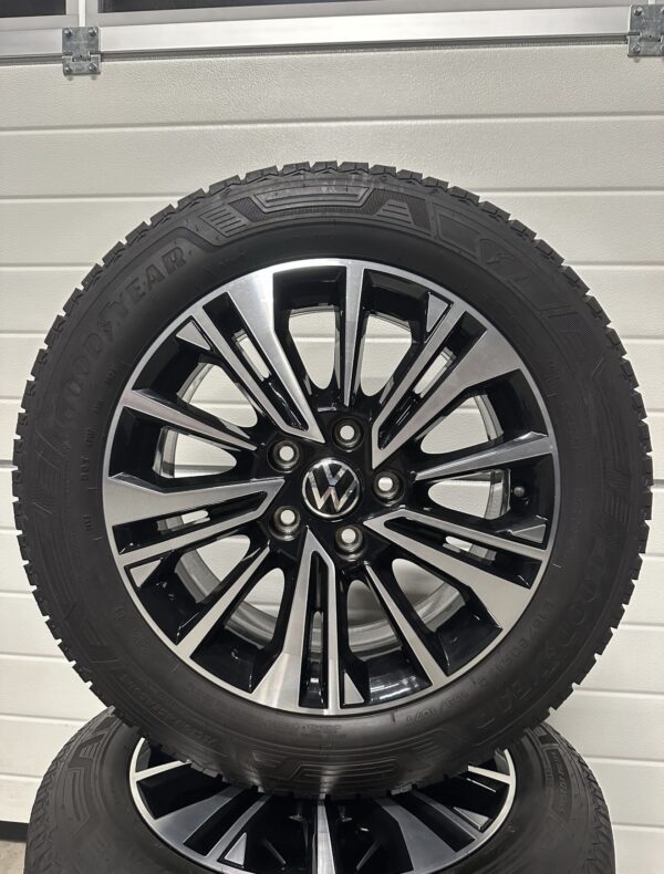 Jante 17” ORIGINALE Volkswagen T6 – T6.1 + anvelope NOI Goodyear Vector 4Seasons 215/60 R17C, DOT 2024 + capace centrale