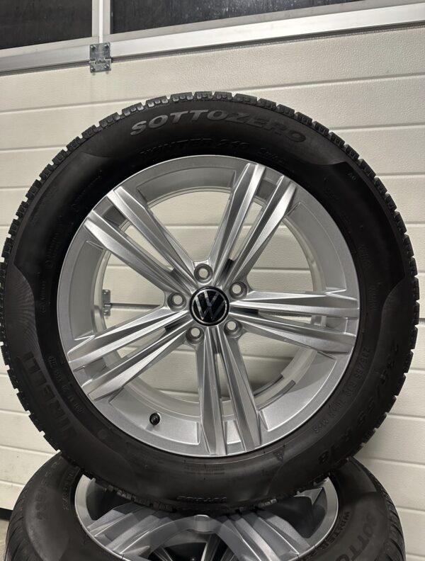 Jante NOI 18” ORIGINALE Volkswagen Tiguan / Tiguan Allspace + anvelope iarnă Pirelli 235/55 R18